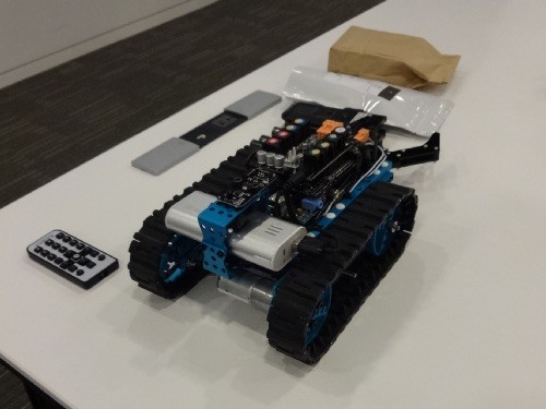 線に沿って走行するロボットとリモコン