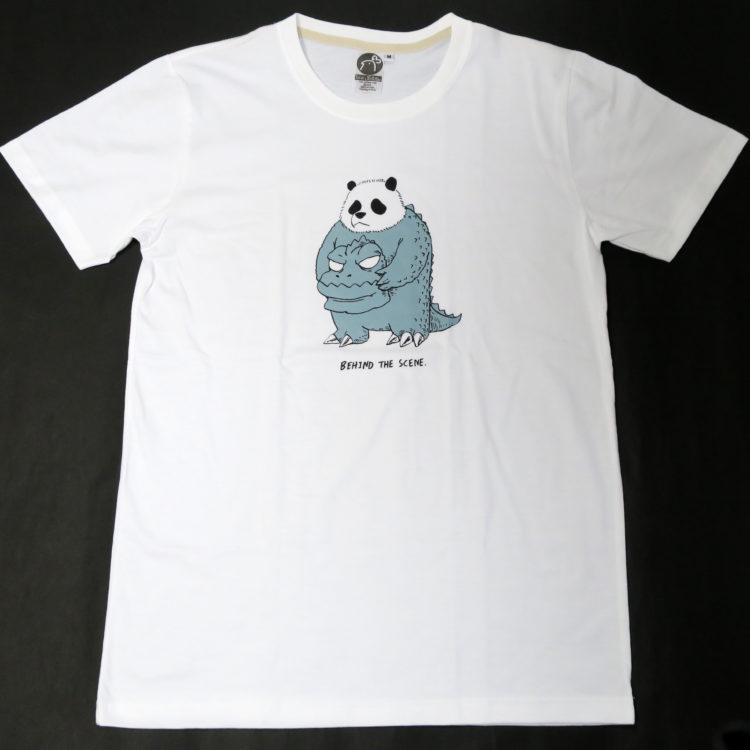 怪獣映画に出演中のパンダが可愛い「BEHIND THE SCENE.」 Tシャツ