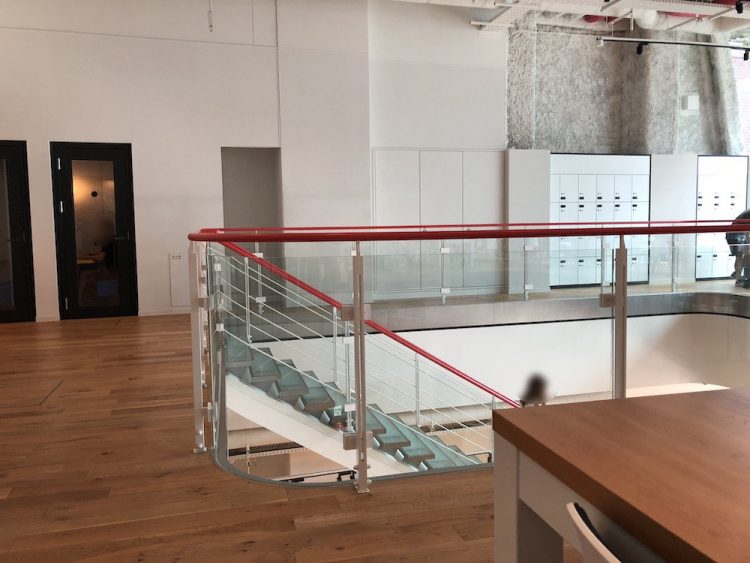 WeWork Iceberg 階段のところが吹き抜けに