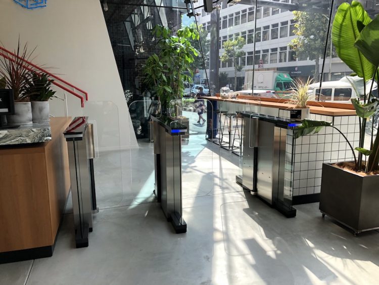 WeWork Iceberg 2階に上がるゲート