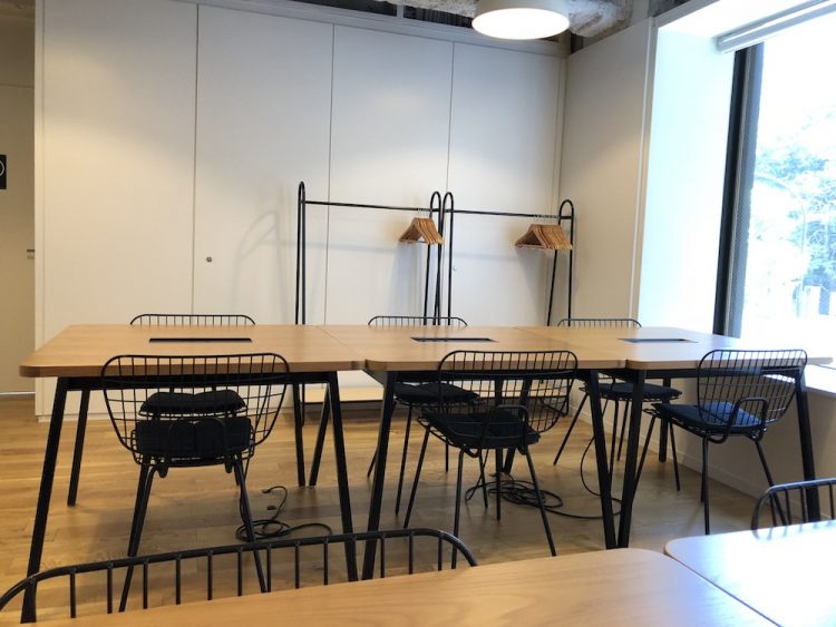 WeWork 新橋 2階の電源席
