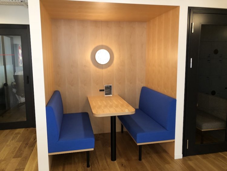 WeWork 新橋 2階の対面席