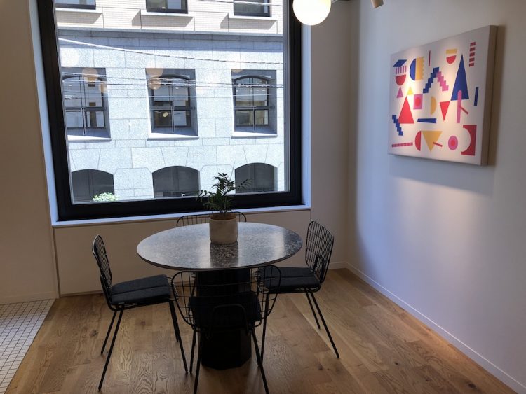 WeWork 新橋 2階 テーブル